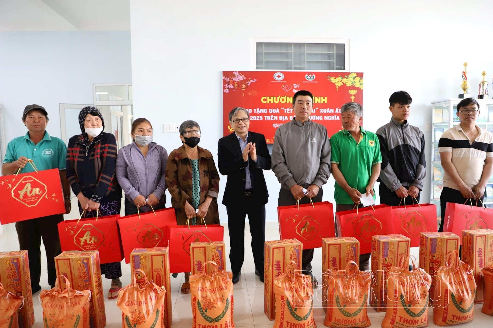 pc-dak-nong-ofrece-regalos-a-personas-en-vidas-difíciles-.2(1).jpg