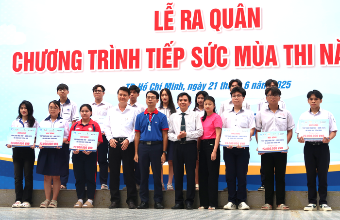 Cờ lệnh xuất quân “Tiếp sức mùa thi” năm 2025 đã được giương cao- Ảnh 7.