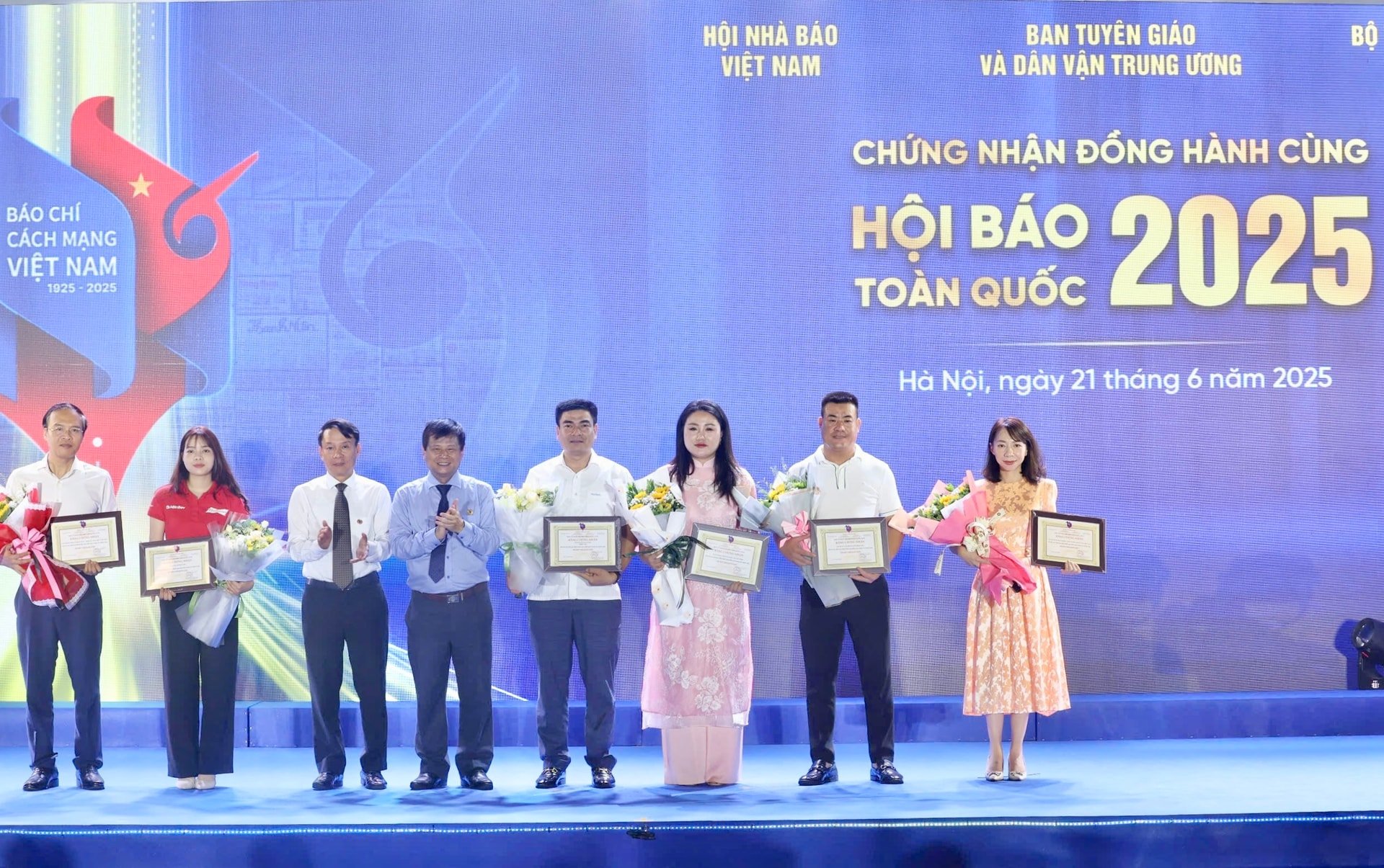 chung-nhan-dong-hanh.jpg