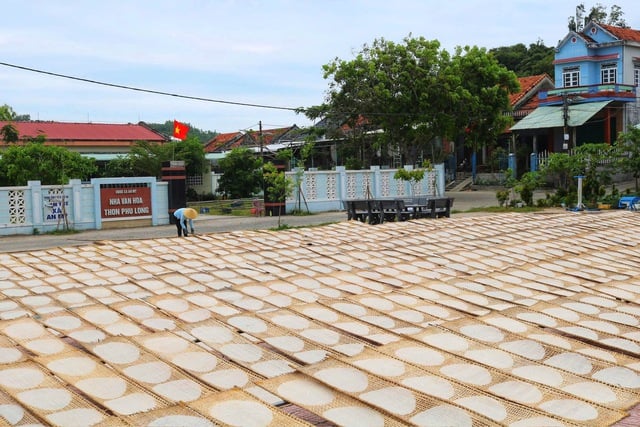 Bánh tráng Phú Yên - Từ món lương khô đến di sản văn hóa phi vật thể- Ảnh 1.