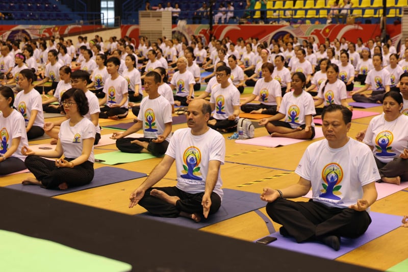 Đại sứ Ấn Độ đồng diễn Yoga với người dân Việt Nam -0