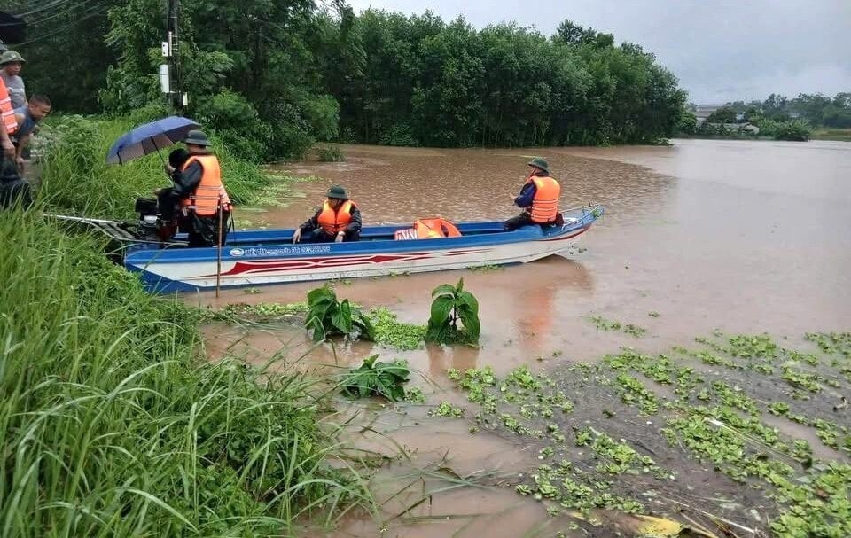 Lực lượng chức năng huy động nhân sự để hỗ trợ người dân khu vực ngập sâu.