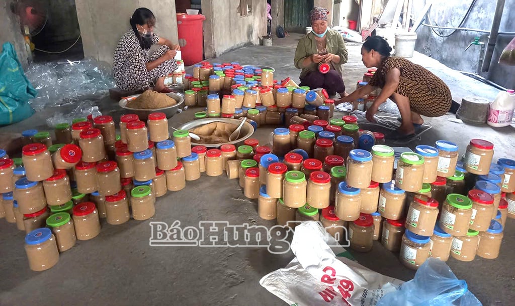 Hàng quý, cán bộ hội phụ nữ xã Phú Thọ trực tiếp làm men IMO và phân phát cho hơn 1500 lượt hộ dân