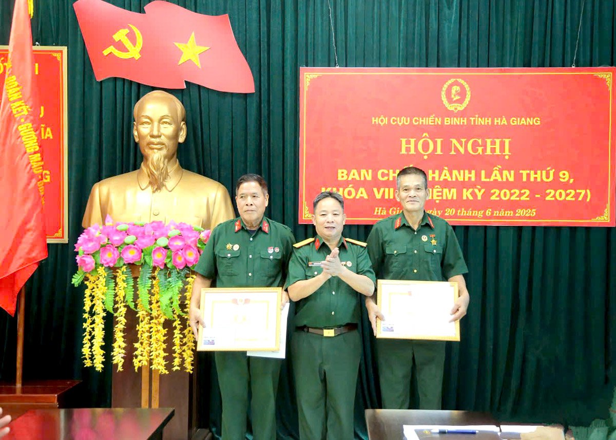 Chủ tịch Hội CCB tỉnh Nguyễn Công Dần trao Bằng khen cho 2 CCB có thành tích trong phong trào “Vận động Cựu chiến binh cung cấp thông tin, đi tìm đồng đội”.