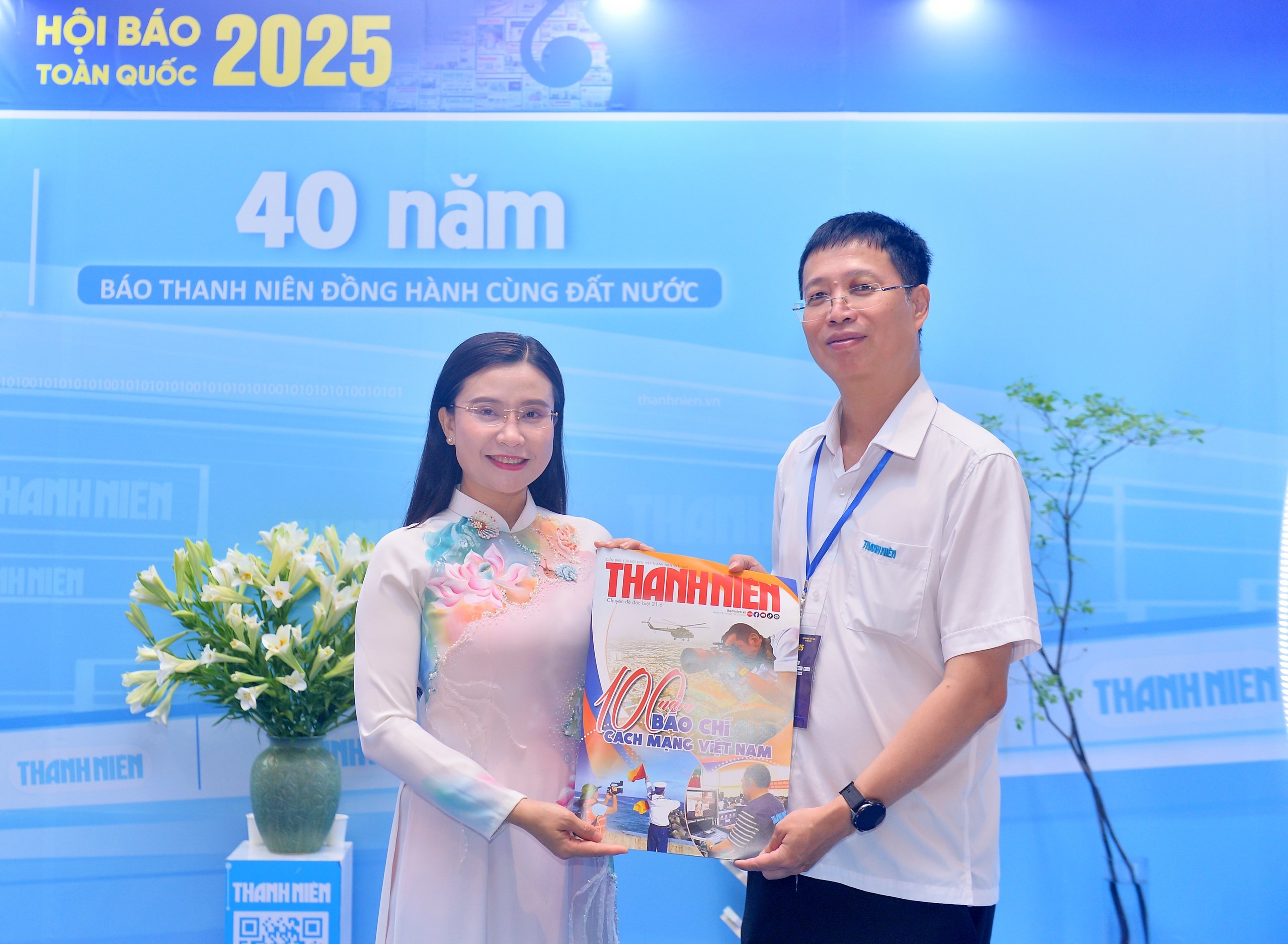 Gian trưng bày của Báo Thanh Niên đón những vị khách đặc biệt - Ảnh 3.