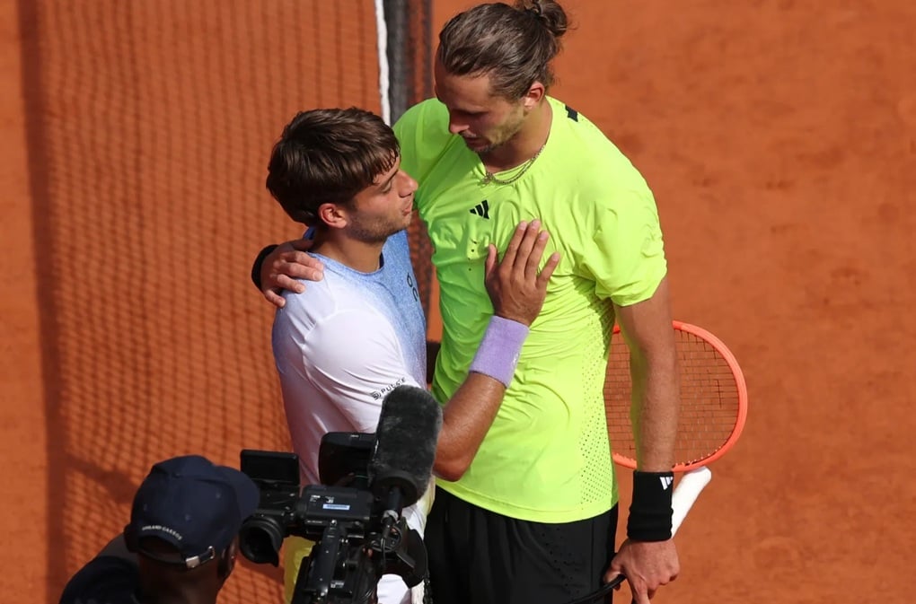 Alcaraz tiến vào bán kết Queens Club, Zverev gặp Medvedev ở Halle Open - 2