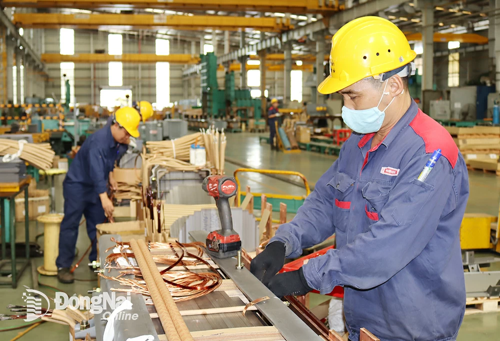 Sản xuất thiết bị điện tại một doanh nghiệp trong Khu công nghiệp Long Đức, huyện Long Thành.