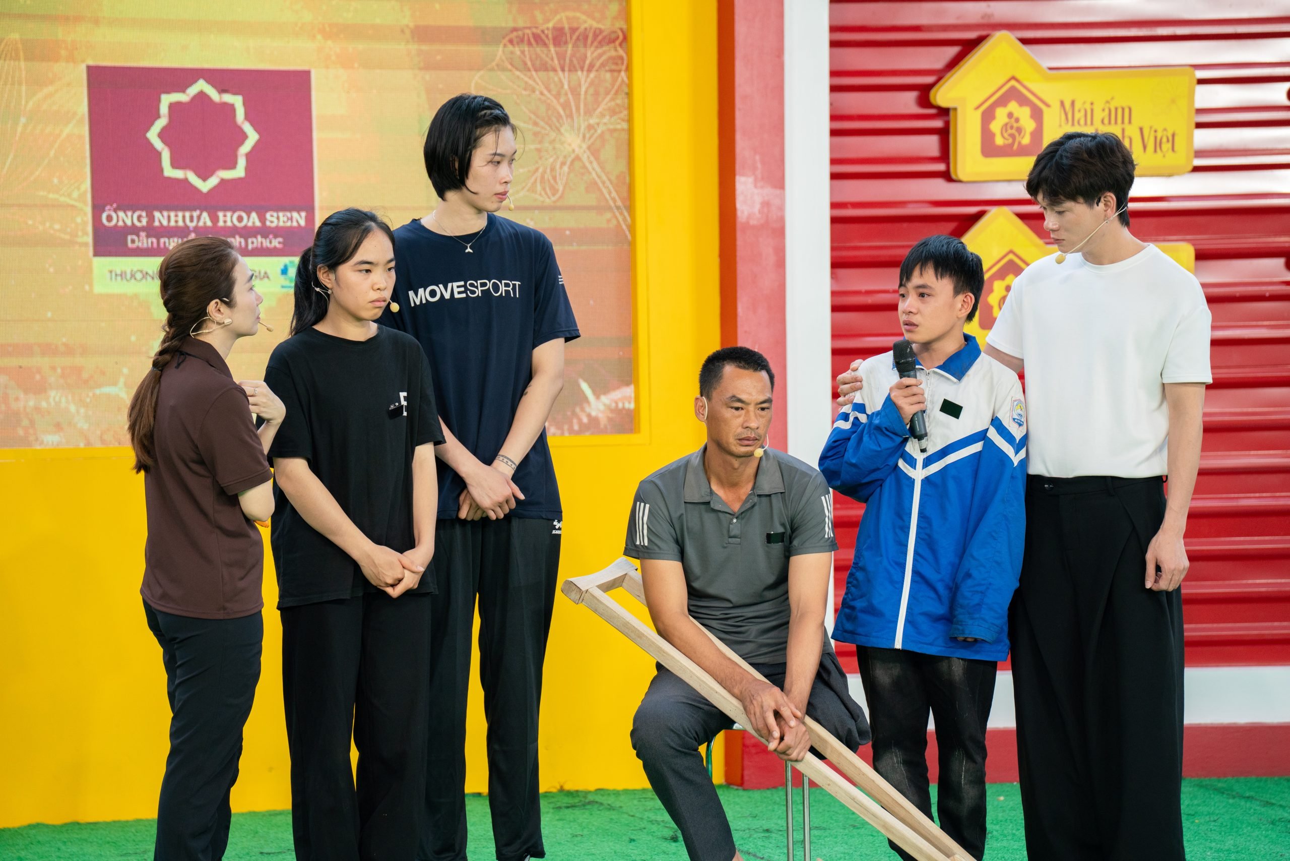 Hai chị em Minh Phương và Xuân Thịnh vẫn còn đeo tang mẹ trên áo trong buổi ghi hình chương trình.