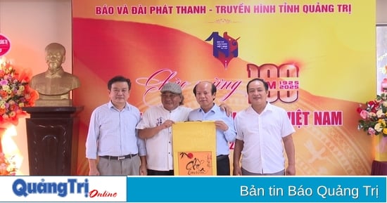 Mr. Hoang Tan Trung presented a calligraphy piece to the Newspaper and Radio and Television Station of Quang Tri province.