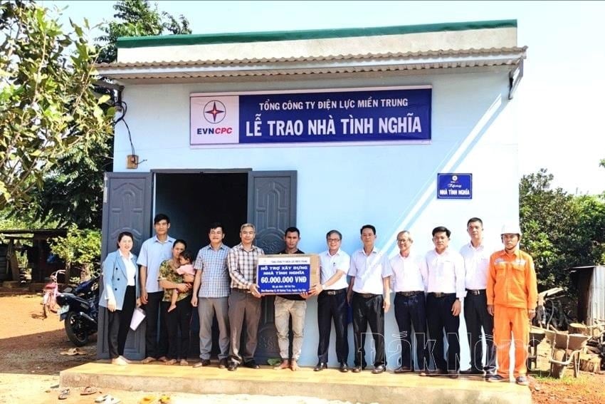 pc-dak-nong-dona-casas-de-caridad-a-residencias-pobres-en-terrenos-de-la-prefectura(1).jpg