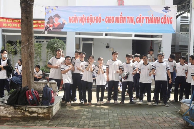 Giấu thầy hiệu trưởng, học sinh tạo bất ngờ vì hành động đáng yêu  - Ảnh 8.