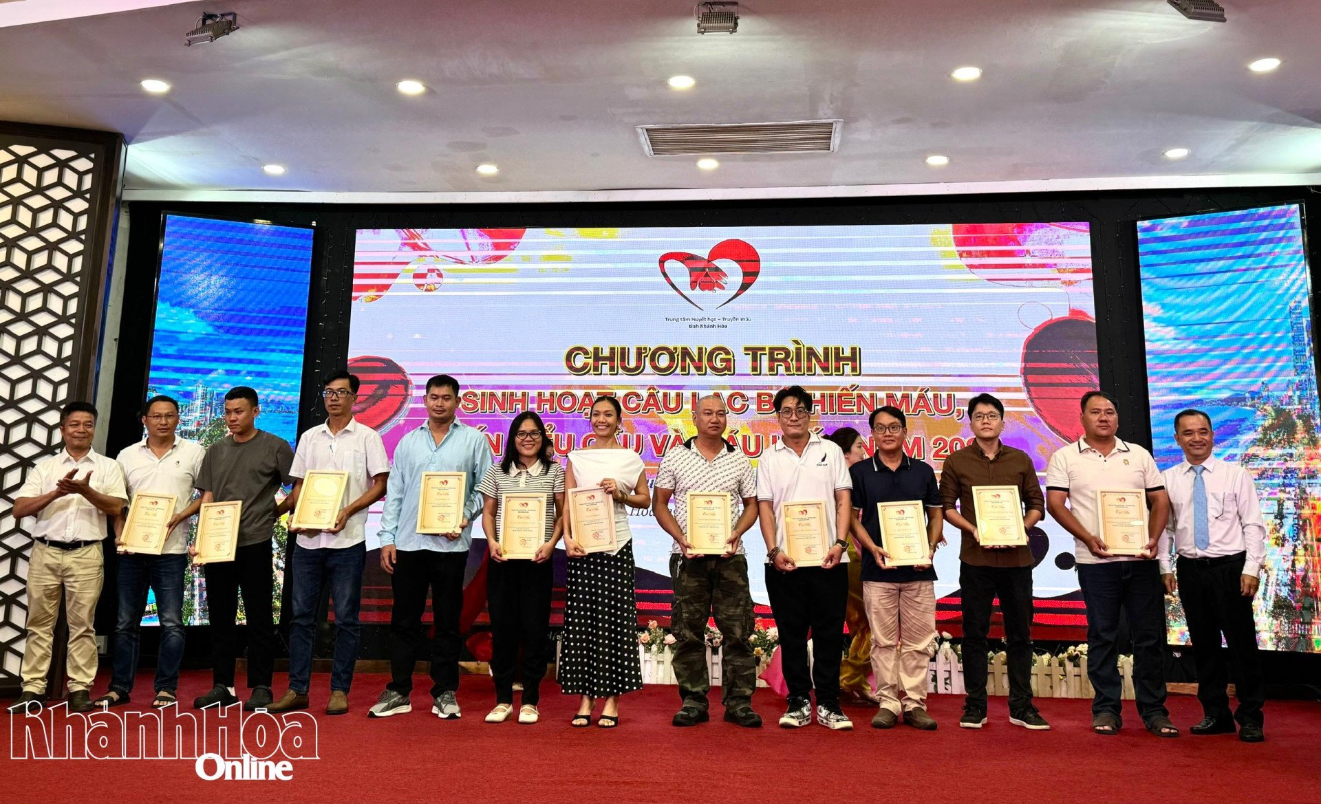 Lãnh  đạo  Trung tâm Huyết học - Truyền  máu  tỉnh  trao  bảng  tri  ân cho thành viên của câu lạc bộ đã tích  cực tham gia hiến máu cứu người