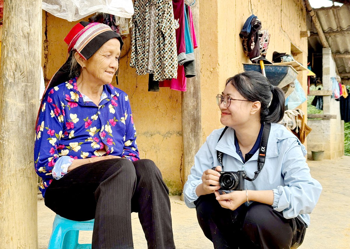 Every trip, every meeting is an opportunity for me to learn about the culture and life in my homeland. In the picture: Talking with a Dao woman on a business trip to Bach Dich, Yen Minh.