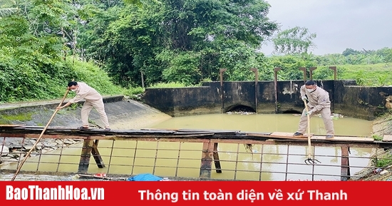 The silent people beautify the river, clear the water source