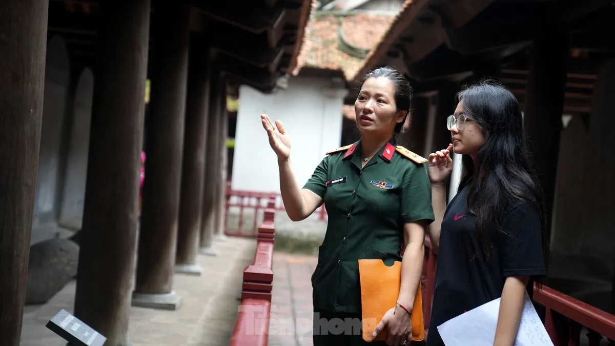 ผู้สมัครถือปากกาและกระดาษข้อสอบไปที่วัดวรรณกรรมเพื่อขอพรให้โชคดีก่อนการสอบมัธยมศึกษาตอนปลายปี 2568 ภาพที่ 14