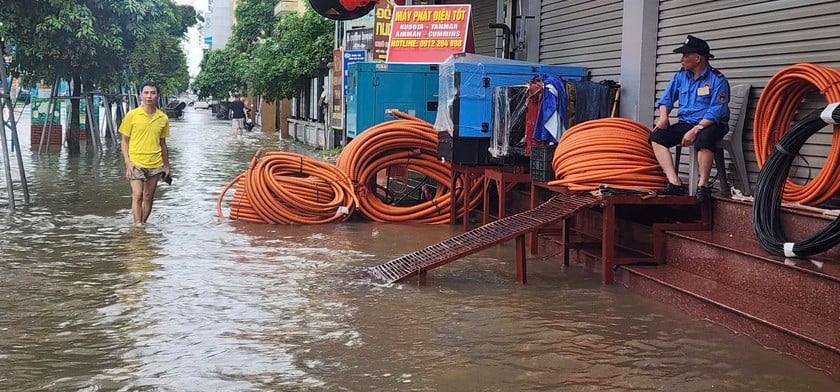 Một số cửa hàng không kịp di chuyển hàng hóa sau cơn mưa lớn tối 20/6