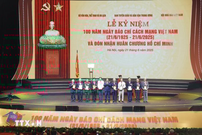 ttxvn-thu-tuong-pham-minh-chinh-tang-bieu-trung-cho-cac-nha-bao-lao-thanh.jpg