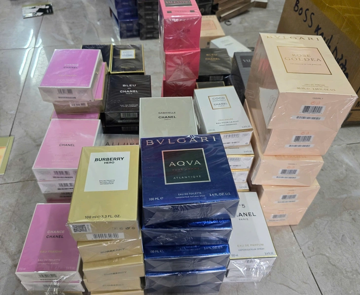 Công an TP.HCM triệt phá băng nhóm mua bán hơn 10.000 chai nước hoa Chanel, Bvlgari, Dior... giả - Ảnh 2.
