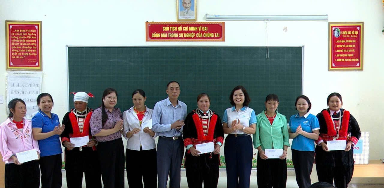 Hội LHPN Cao Bằng thăm hỏi, động viên các lớp xóa mù chữ tại huyện Nguyên Bình- Ảnh 1.