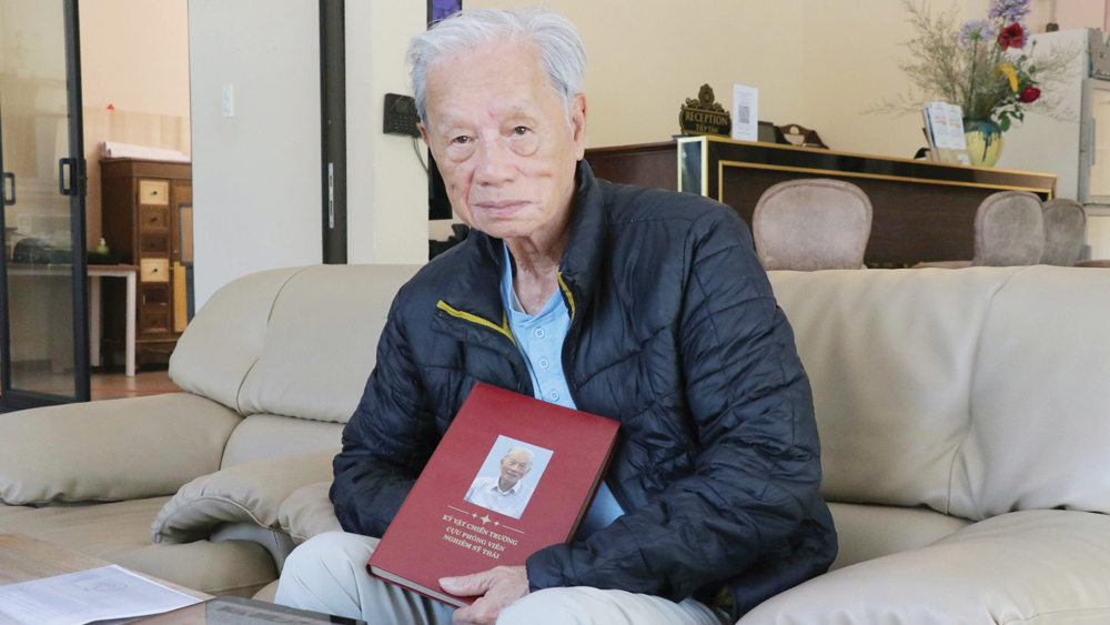 ジャーナリストのギエム・シー・タイ氏が米国側から返還された日記のコピーを受け取る。