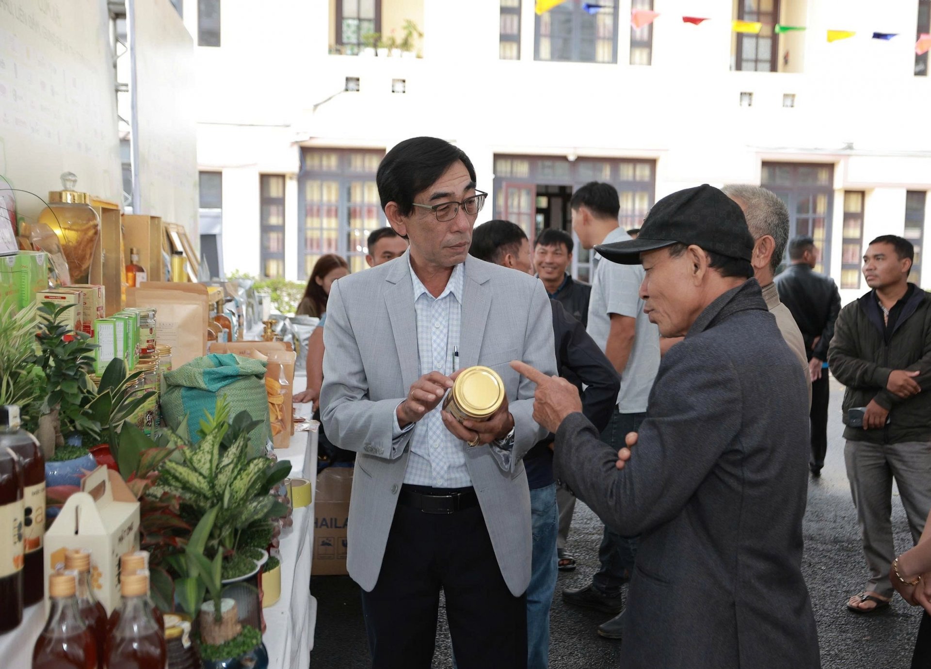 Các đại biểu tham quan triển lãm các sản phẩm nông sản địa phương