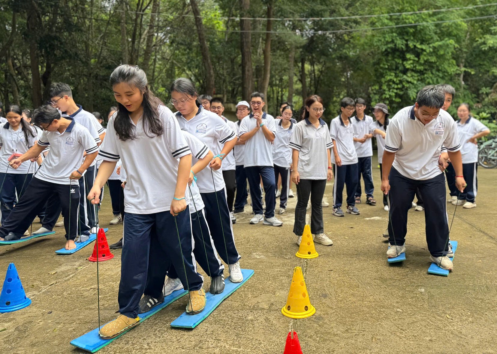 Và vận động vui nhộn trong teambuilding kết nối tập thể. 