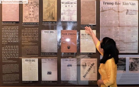 Thuyết minh viên Bảo tàng Báo chí Việt Nam giới thiệu về “Nữ giới chung” - tờ báo đầu tiên dành cho phụ nữ, mở đầu cho dòng báo nữ ở Việt Nam. (Ảnh: Báo PNVN/Tuấn Dũng)