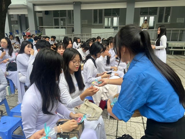 Giấu thầy hiệu trưởng, học sinh tạo bất ngờ vì hành động đáng yêu  - Ảnh 1.