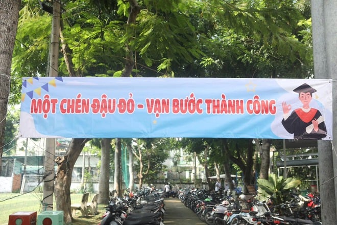 Giấu thầy hiệu trưởng, học sinh tạo bất ngờ vì hành động đáng yêu  - Ảnh 7.