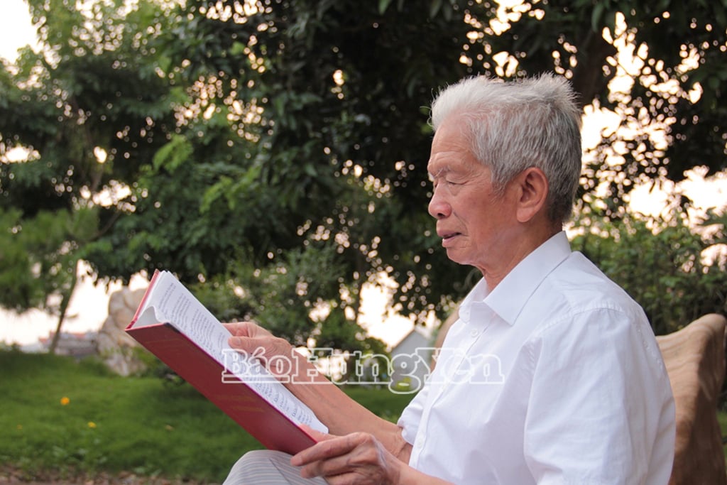 ទោះបីគាត់មានវ័យចំណាស់ក៏ដោយ លោក ង្វៀន ង៉ុក យ៉ាវ នៅតែមានស្មារតីច្បាស់លាស់ ហើយតែងតែណែនាំកូនៗ និងចៅៗរបស់គាត់អំពីរឿងល្អ និងត្រឹមត្រូវ។