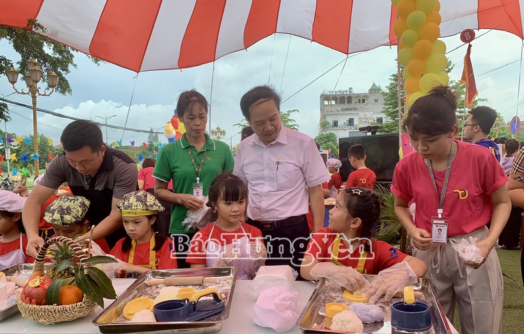 Các cán bộ, công nhân Công ty Tân Đệ cùng các tình nguyện viên hướng dẫn các em nhỏ tập làm đầu bếp