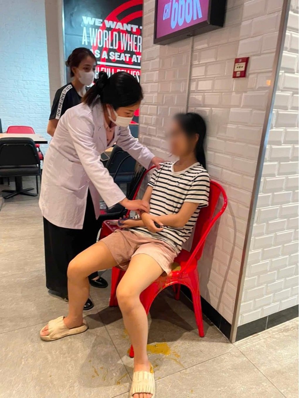 Nữ bác sĩ kịp thời cứu người bệnh trong gang tấc - 1