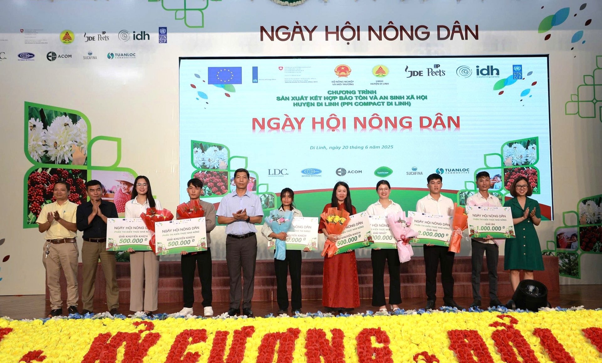 Ban tổ chức trao giải cho các đội thi xuất sắc
