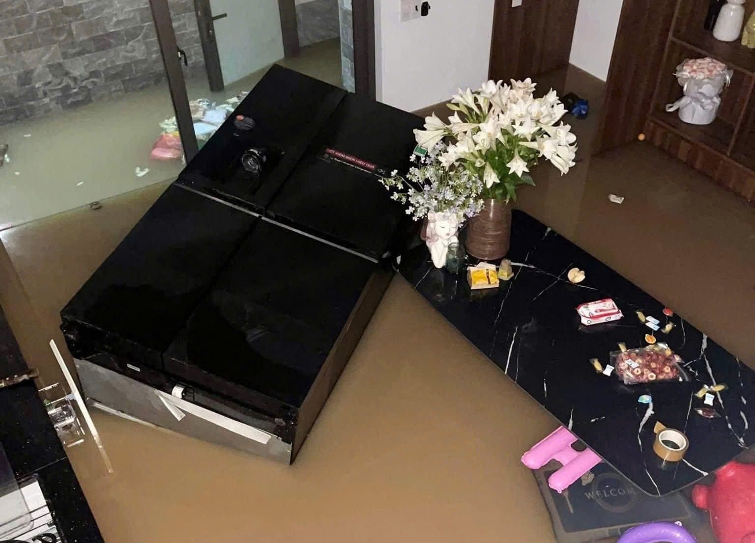 Anh Nguyễn Văn Tuấn, phường Tân Long, TP Thái Nguyên cho biết, mưa từ đêm qua đến sáng nay không ngớt khiến nhà anh cũng như nhiều nhà xung quanh đều bị ngập, đồ đạc bị nhấn chìm.