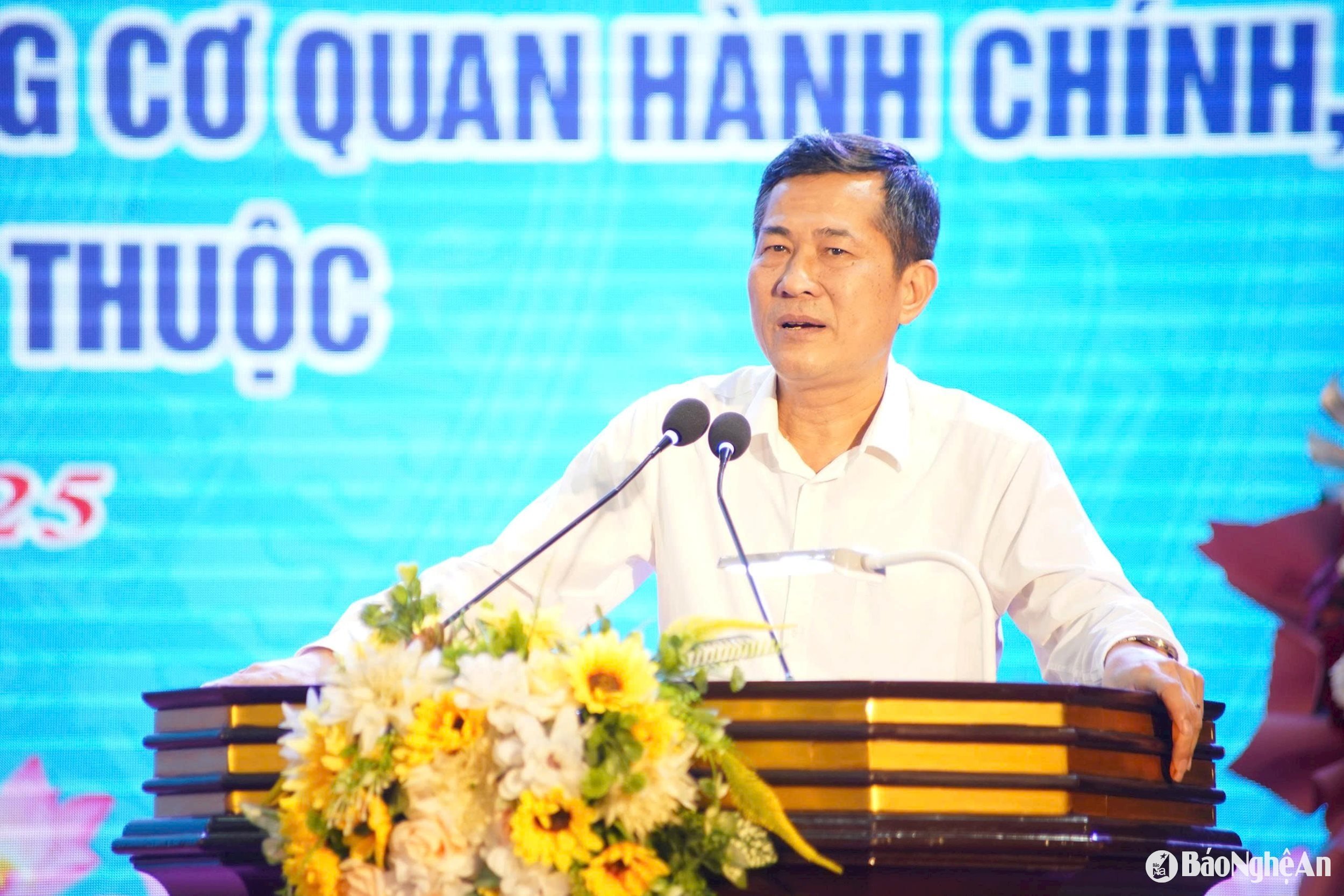 Giám đốc Sở Giáo dục và Đào tạo Thái Văn Thành phát biểu tại buổi lễ. Ảnh - Mỹ Hà