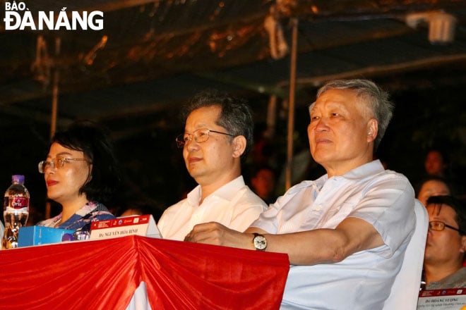Ont assisté à l'événement le membre du Politburo, vice-Premier ministre permanent Nguyen Hoa Binh, le membre du Comité central du Parti, secrétaire du Comité du Parti de la ville, chef de la délégation de l'Assemblée nationale de la ville de Da Nang Nguyen Van Quang.
