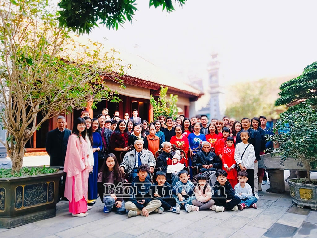 ក្រុមគ្រួសាររបស់លោក Nguyen Ngoc Giao នៅឃុំ Me So (Van Giang) បានប្រមូលផ្តុំគ្នាក្នុងថ្ងៃប្រជុំដំបូងនៃនិទាឃរដូវ At Ty 2025។