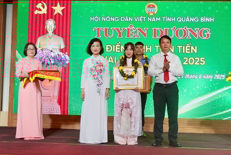 Trao bằng khen cho các cá nhân có thành tích xuất sắc trong công tác hội và phong trào nông dân giai đoạn 2020-2025.