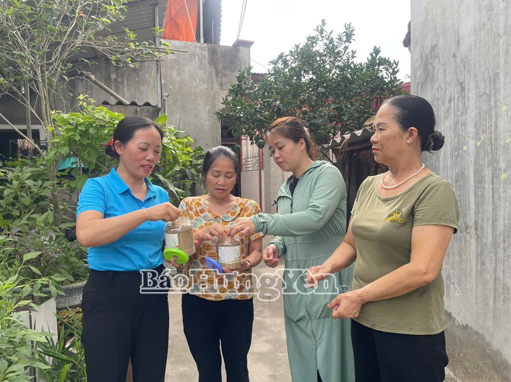 Hội viên Hội LHPN xã Phú Thọ tuyên truyền, vận động người dân thực hiện phân loại, xử lý rác thải tại hộ gia đình 