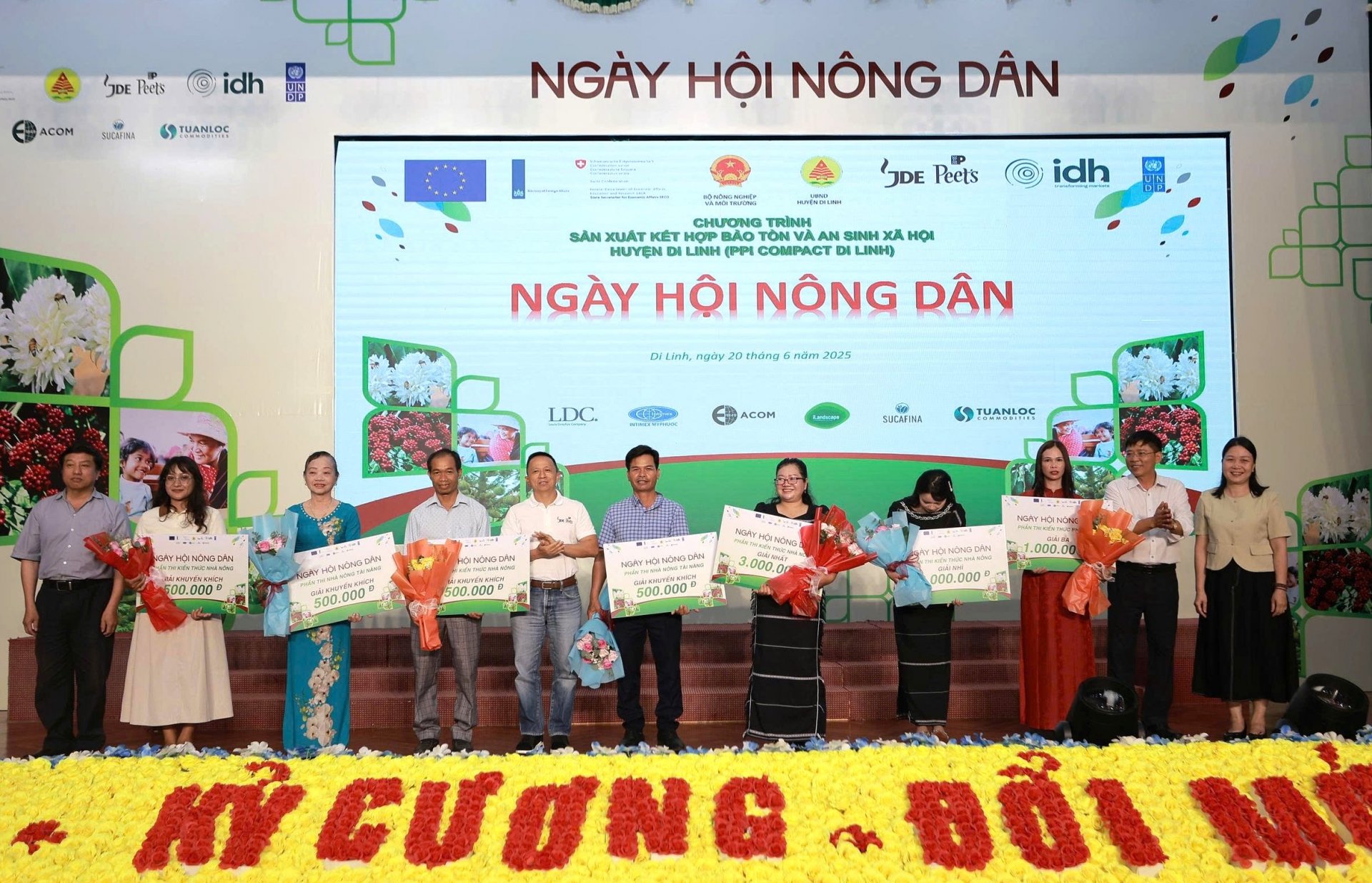Ban tổ chức trao giải cho các đội thi xuất sắc