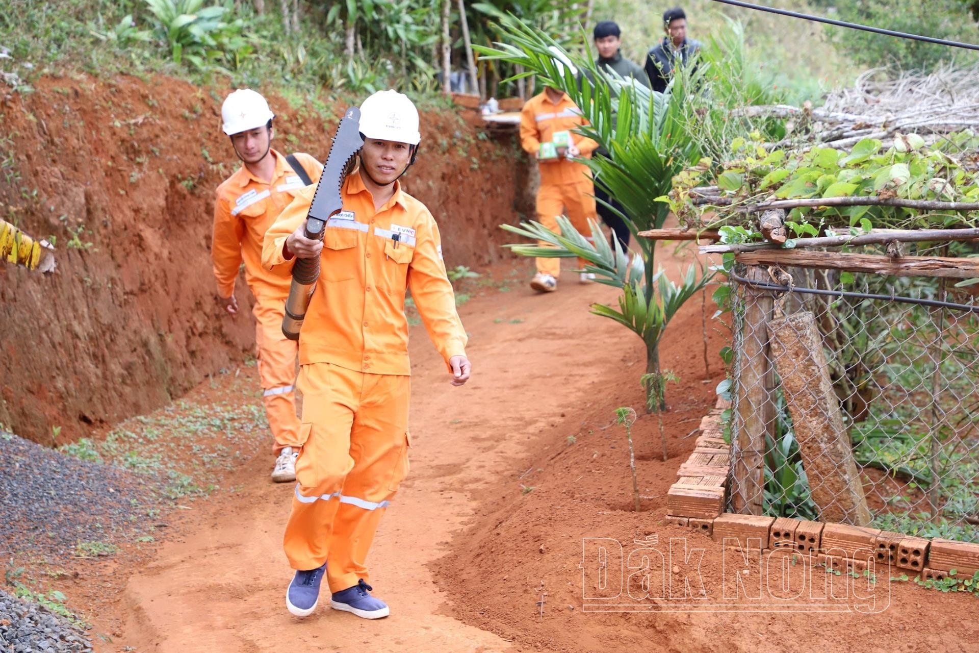 pc-dak-nong-no-luc-dam-bao-cap-dien-vung-vung-vung-xa.-0c748c1f823293461a915ef2e59abf5b.jpg