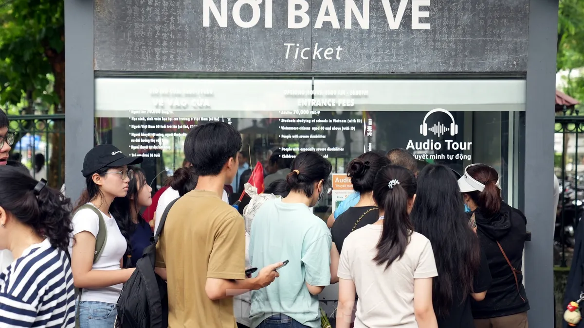 ผู้สมัครถือปากกาและกระดาษข้อสอบไปที่วัดวรรณกรรมเพื่อขอพรให้โชคดีก่อนสอบมัธยมศึกษาตอนปลายปี 2568 ภาพที่ 4
