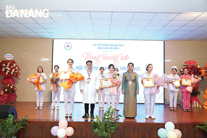 Lãnh đạo Bệnh viện Đà Nẵng trao giải cho các đội có thành tích xuất sắc tại vòng chung kết Hội thi tay nghề giỏi năm 2025. Ảnh: LÊ HÙNG