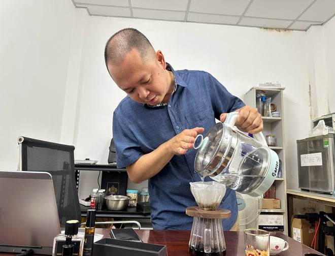 Độc lạ 'cà phê thủy nướng' ở TP.HCM: Thức uống lạ miệng, còn làm được… nước hoa - Ảnh 4.