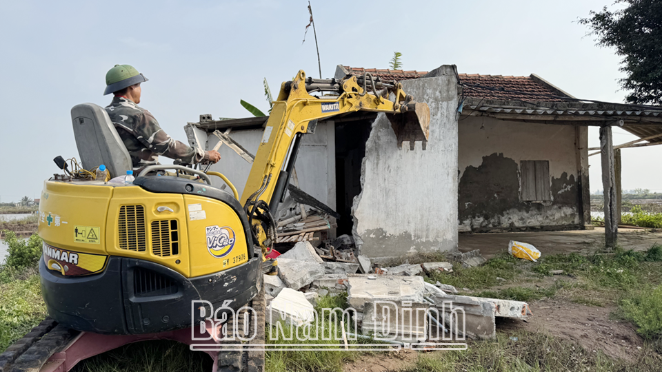 Le mécanisme de gestion drastique et rapide du groupe de travail 874 a contribué à éliminer les difficultés et à accélérer les progrès du déblaiement du site du complexe d'acier vert de 3 projets du groupe Xuan Thien dans la région de Con Xanh.