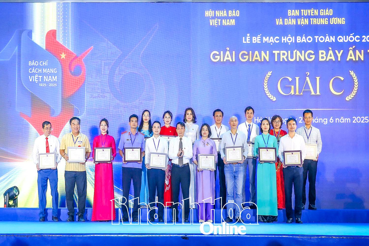 ថ្នាក់ដឹកនាំសមាគមអ្នកសារព័ត៌មានខេត្ត Khanh Hoa (ទី ២ ពីឆ្វេង) បានទទួលរង្វាន់ C សម្រាប់ស្តង់តាំងបង្ហាញដ៏គួរអោយចាប់អារម្មណ៍ក្នុងមហោស្រពសារព័ត៌មានជាតិឆ្នាំ ២០២៥។