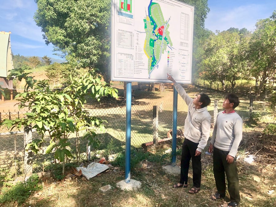 cong-chuc-dia-chinh-nong-nghiep-xa-ia-kreng-dang-gioi-thieu-khu-bo-tri-dan-cu-tap-trung-tai-lang-dip.jpg