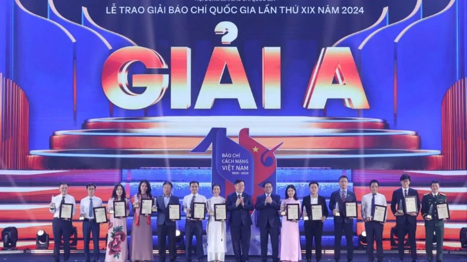 Prime Minister Pham Minh Chinh and Head of the Central Propaganda and Education Commission Nguyen Trong Nghia presented A prizes to collectives and individuals.