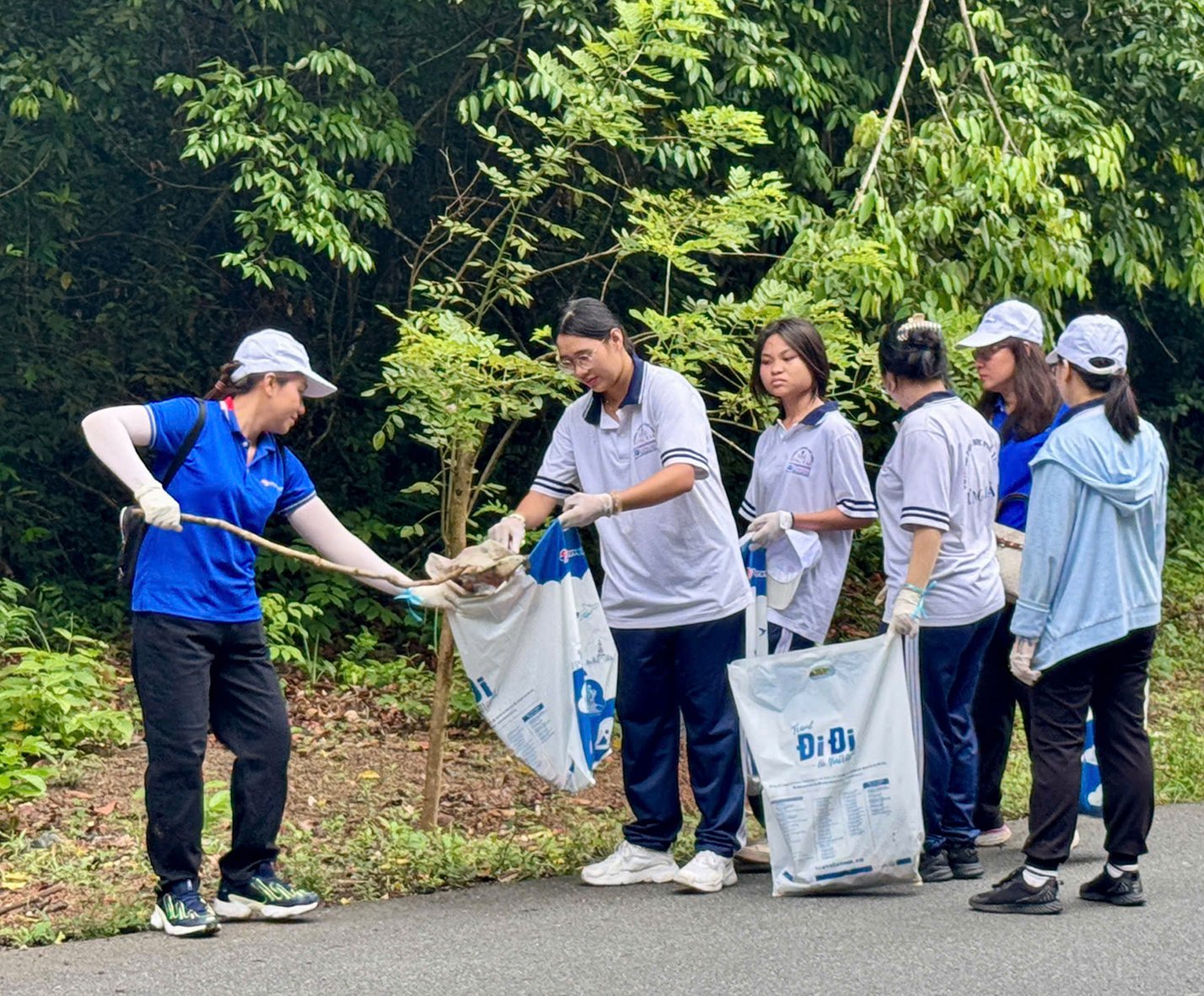 Học sinh nhặt rác quanh khuôn viên Khu Bảo tồn thiên nhiên Bình Châu - Phước Bửu.