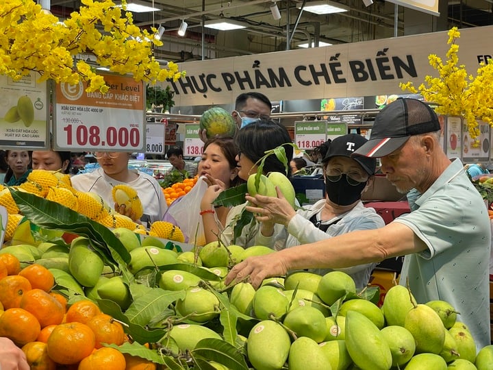 Les produits portant le label « responsabilité environnementale » offrent aux consommateurs une tranquillité d'esprit, car ils sont garantis du lieu de production à la consommation. (Photo : H. Linh)